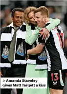  ?? ?? > Amanda Staveley gives Matt Targett a kiss