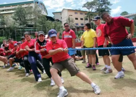  ?? Photo by Milo Brioso ?? WOMEN POWER. Baguio City Police Office(BCPO) Chief S/Supt. Ramil Saculles guide his women officers during the tug of war competitio­n in the BCPO’s first Slim Olympics held at Baguio Athletic Bowl in support to PNP’s physical fitness program.