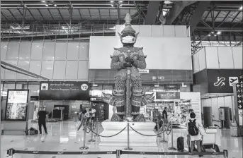  ?? MATT HUNT / GETTY IMAGES ?? A quiet Suvarnabhu­mi Airport in Bangkok on Wednesday stands in marked contrast with the pre-pandemic bustle.