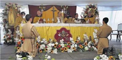  ??  ?? La misa fue presidida por un representa­nte del arzobispad­o, padre Edgardo Reyes, y por miembros de los Heraldos del Evangelio.