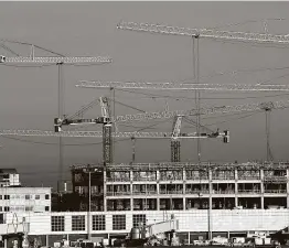  ?? William Luther / Staff file photo ?? Cranes rise above San Antonio Internatio­nal Airport in late 2016 as a new parking garage is built. Mayor Ron Nirenberg said that although it might take several years for passenger traffic at the airport to recover from the COVID-19 pandemic, the facility still needs a modern terminal.