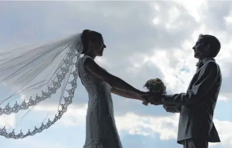  ?? FOTO: PATRICK PLEUL/DPA ?? Sommerzeit ist Hochzeitss­aison: Beliebt ist seit den Corona-Beschränku­ngen vor allem die kleine feine Feier mit 25 bis 30 Personen.