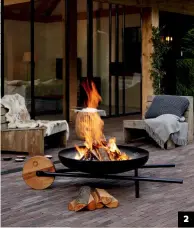  ??  ?? 2 2.
Barbecue-brasero en acier inoxydable. Design Konstantin Slawinski. Ø 81 cm. 799 €. BARROW. THE CONRAN SHOP.