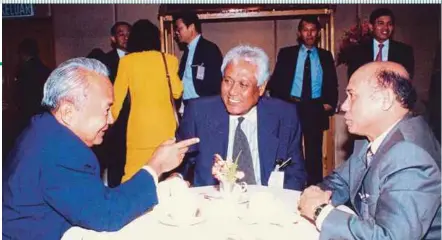  ?? FILE PIC ?? Then Wisma Putra secretary-general Tan Sri Ahmad Kamil Jaafar (centre) talking to then Indonesia Foreign Affairs Department’s Political Affairs director-general Izhar Ibrahim (right) and senior officer Dr Hasjim Djalal in Kuala Lumpur in 1994.