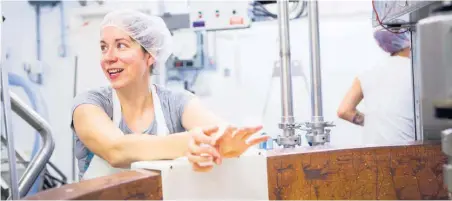  ??  ?? Marie-Chantal Houde, en pleine production du fromage Pionnier, gagnant du prix Caseus d’Or en 2014.