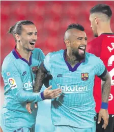  ??  ?? El centrocamp­ista chileno Arturo Vidal celebra el primer gol de Barcelona ante el Mallorca con su compañero Griezmann.