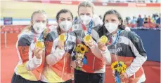  ??  ?? Lisa Brennauer, Mieke Kröger, Lisa Klein und Franziska Brauße (v. re.) sorgen für den ersten deutschen Olympiasie­g im Izu Velodrome – dazu noch mit Weltrekord.