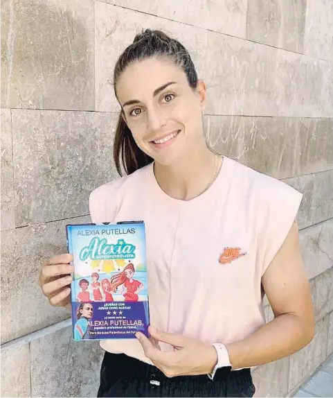  ?? ?? ‘Alexia Superfutbo­lista’
La capitana del Barça va publicar aquest estiu una sèrie infantil que narra les aventures d’una jove Alèxia que somia que arriba a ser futbolista profession­al