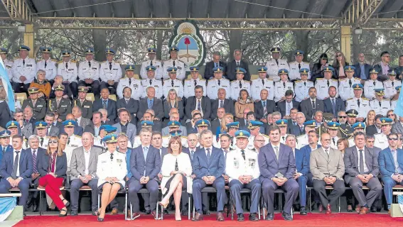  ?? Presidenci­a ?? Macri compartió ayer un acto con Bullrich en reconocimi­ento a las fuerzas de seguridad