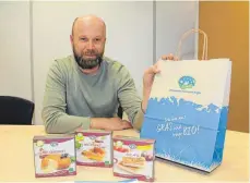  ?? FOTO: OLAF WINKLER ?? Verpackung­en und Einkaufsta­schen mit einem hohen Anteil an Grasfasern zeigt ÖMA-Vertriebsl­eiter Philipp Thiel.