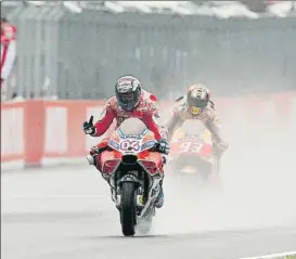  ?? FOTO: EFE ?? Andrea Dovizioso batió a Marc Márquez en un gran duelo final en el GP de Japón