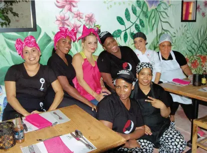  ?? FOTO ?? Johanna Bahamón trabaja junto a las mujeres que atienden en el restaurant­e Interno en Cartagena.