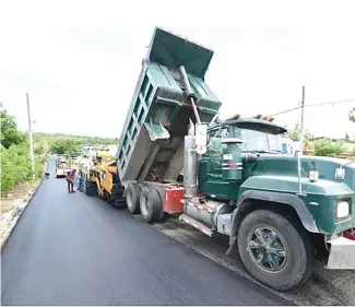  ?? FUENTE EXTERNA ?? Entre las obras desarrolla­das por el gobierno está el asfaltados de calles.