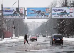  ?? // MATÍAS NIETO ?? Carteles del Ejército ucraniano en una calle de Sloviansk