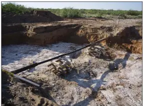  ?? (Bloomberg News/Matthew Busch) ?? Remediatio­n work is underway on an old Chevron gas pipeline that has contaminat­ed the surroundin­g soil on Ashley Watt’s cattle ranch in Texas.