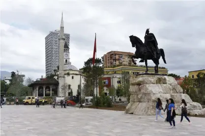  ??  ?? Medeltida nationalhj­älten Skanderbeg står staty i centrala Tirana i Albanien.