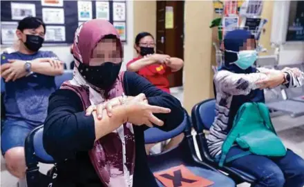  ?? PIC BY FARIZ ISWADI ISMAIL ?? Former Covid-19 patients undergoing rehabilita­tion at Sungai Buloh Hospital.