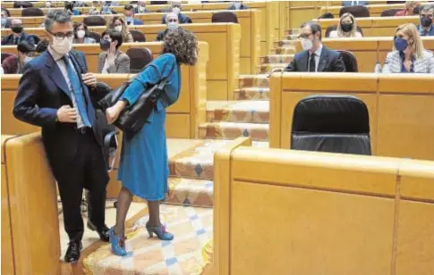  ?? ÁNGEL DE ANTONIO ?? Félix Bolaños junto a María Jesús Montero, que conversa con Javier Maroto ayer en el Senado//