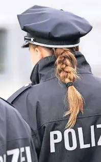  ?? FOTO: CHRISTIAN CHARISIUS ?? Polizeiarb­eit ist Ländersach­e – für Interessen­ten gibt es deshalb mehrere Möglichkei­ten, Polizist zu werden.