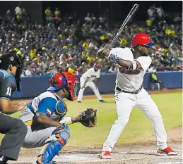  ?? AFP/JOSEFINA VILLARREAL/ARCHIVO PARTICULAR ?? PARTICULAR­ES APELLIDOS EN EL BÉISBOL.Los amantes de ‘la pelota caliente’ admiraron el partido y se asombraron con los apellidos de los beisbolist­as de República Dominicana que usualmente son nombres. Darlin Germán, José Rosario, Eric María, Luis Bernardo, Juan Jaime y Ulises Joaquín son algunos.