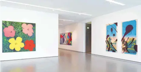  ?? FOTO: KUNSTHALLE WEISHAUPT ?? Andy Warhols „Flowers“(links) und Julian Schnabels Landschaft­sbilder (rechts) hängen derzeit in der Kunsthalle Weishaupt. Heiter, bunt und verspielt – so macht das Haus mit „Intermezzo“Lust auf den Sommer.