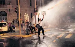  ?? REUTERS ?? Police use a water cannon during a protest against Israeli Prime Minister Benjamin Netanyahu and his government in Jerusalem.