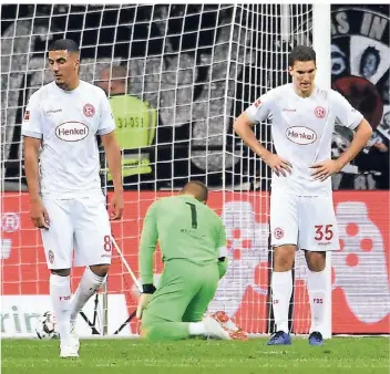  ?? FOTO: CHRISTOF WOLFF ?? Zum Weggucken: Die Fortuna-Spieler Aymen Barkok (v.li.), Michael Rensing und Marcin Kaminski nach einem der sieben Gegentore in Frankfurt am Freitag.