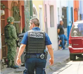  ?? ESPECIAL ?? En el lugar participan policías municipale­s, federales y soldados