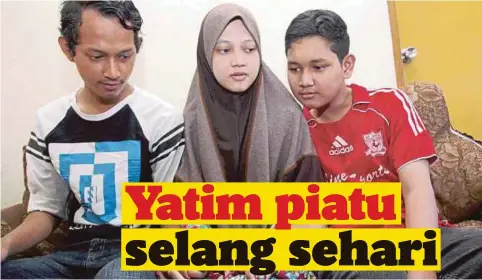  ??  ?? NOR HIDAYAH (tengah) bersama dua adiknya, Muhammad Ridzuan Idzham (kiri) dan Mohd Firdaus yang sebak selepas kehilangan ibu bapa mereka akibat wabak denggi di Taman Delima Indah, Juru, Pulau Pinang.