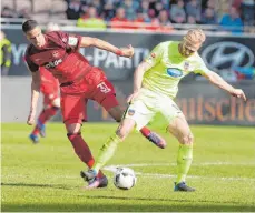  ?? FOTO: DPA ?? Sebastian Griesbeck (rechts, hier im Duell mit Kaiserslau­terns Robert Glatzel) und der FCH wollen endlich den ersten Dreier gegen Braunschwe­ig einfahren.