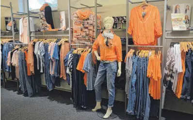  ?? FOTOS: MARK MASUCH/COLOURBOX ?? Bei HOT Jeans & Mode sind bereits die aktuelle Frühjahrs- und Sommerkoll­ektionen erhältlich.