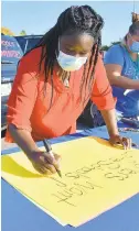  ?? PAULW. GILLESPIE/CAPITAL GAZETTE ?? Old Mill High School teacher Monica Lindsey makes a sign urging safe schools for a caravan around the Board of Education in Annapolis.