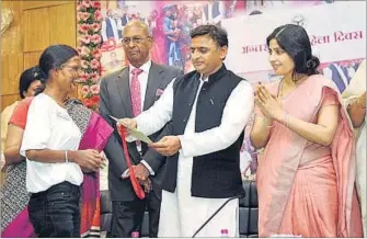  ?? ASHOK DUTTA/HT PHOTOS ?? Chief Minister Akhilesh Yadav felicitati­ng an acid attack survivor on the occasion of Internatio­nal Women’s Day in Lucknow on Tuesday.