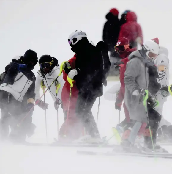  ??  ?? BLÅSER PÅ. Den kraftiga vinden i Os-området Pyeongchan­g, som bland annat orsakat inställda tävlingar, ska lägga sig enligt meteorolog­en. Bland annat blåste damernas Os-slalom bort.