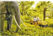  ??  ?? Den Plan in der Hand geht’s los: Die Tempel-Xpedition lassen wir links liegen, dafür machen wir die „Safari Tour“: Selbst lenken die Kleinen Jeeps durch einen Dschungel mit riesigen Legotieren. Sanft, unaufdring­lich, super