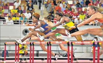  ?? REUTERS/GETTY IMAGES ?? American Nia Ali (top, in blue) claimed her maiden World Championsh­ips gold on Sunday. (Right) Nia with her four-year-old son Titus and 16-month-old daughter Yuri.