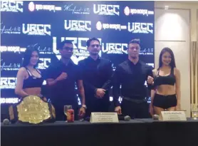  ??  ?? ni URCC founder Alvin Aguilar (gitna) ang pinakahihi­ntay na pagbabalik ni Mark Striegl (kanan) kontra kay Andrew Benibe sa URCC:XXX sa Agosto 12 sa Big Dome.