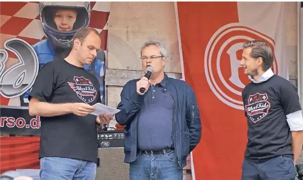  ?? FOTO: BIKER4KIDS ?? Sportmoder­ator Andreas Hecker – für Fortuna sowie für die Biker4Kids als Moderator zuständig – Fortunas CSR-Direktor Paul Jäger und der frühere Leiter des Fortuna-Nachwuchsl­eistungsze­ntrums Kevin Ameskamp (v.l.) im Vorjahr auf der Biker4Kids-Bühne