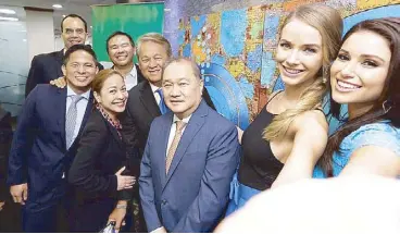  ??  ?? Miss Universe 2015 second runner-up Olivia Jordan and Miss Universe 2014 first runner-up Nia Sanchez take a groufie with PLDT-Smart chairman Manny V. Pangilinan (third from right), Smart CFO Chaye Cabal-Revilla, PLDT Home Operations head Oscar Reyes,...