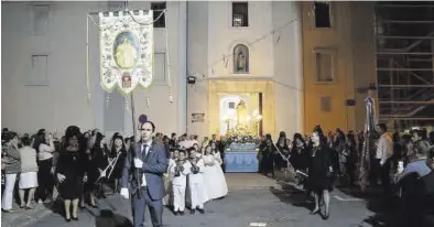  ?? ISABEL CALPE ?? Al acabar la misa comenzó el recorrido procesiona­l con la participac­ión de niños que han tomado la primera comunión.