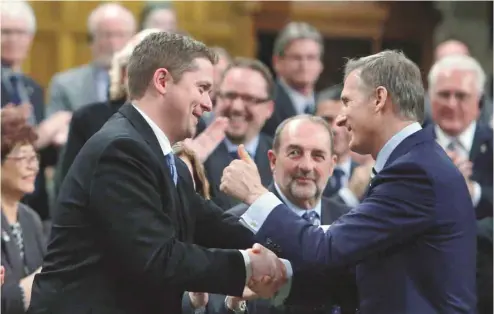  ?? FRED CHARTRAND LA PRESSE CANADIENNE ?? Andrew Scheer a fait son entrée au Parlement à titre de chef du Parti conservate­ur du Canada, lundi, accueilli notamment par son adversaire d’hier, Maxime Bernier.