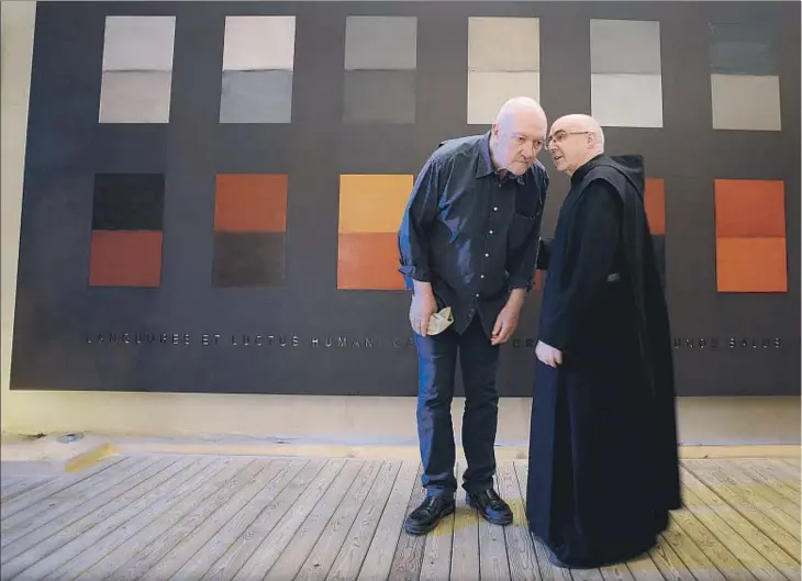  ??  ?? El pintor de origen irlandés Sean Scully con el director del Museu de Montserrat, el padre Laplana, frente al óleo Holly-Stationes, que reúne 14 piezas dedicadas al vía crucis