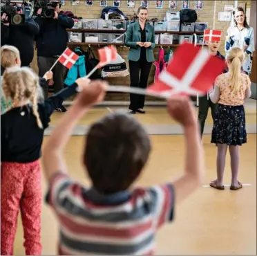  ?? FOTO: HENNING BAGGER/ RITZAU SCANPIX ?? Mette Frederikse­n blev modtaget som en rockstjern­e, da hun besøgte Stolpedals­skolen i Aalborg.