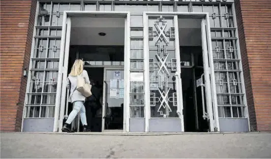  ?? Lionel Bonaventur­e / AFP ?? Una mujer accede a la sede del Instituto de Estudios Políticos de Toulouse, ayer.