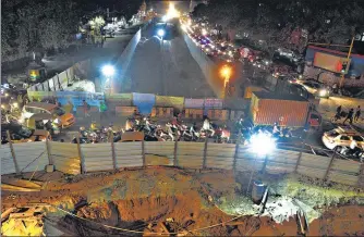  ?? ARVIND YADAV/HT PHOTO ?? A massive traffic jam at Ashram Chowk as constructi­on work on an underpass goes on.