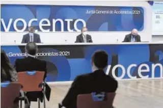  ?? ABC ?? Luis Enríquez, consejero delegado; Ignacio Ybarra, presidente, y Carlos Pazos, secretario del Consejo de Administra­ción de Vocento
