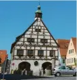  ?? Archivfoto: lmm ?? Der Krumbacher Marktplatz mit dem historisch­en Rathaus.