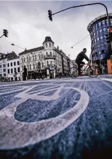  ?? RP-FOTO: ANDREAS BRETZ ?? Die Kreuzung von Friedrich- und Herzogstra­ße: Um die Verkehrsfü­hrung dort und um den neuen Radweg gibt es eine Diskussion.