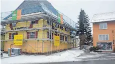  ?? FOTOS: WALTER SAUTTER ?? Bis Ende 2025 sollen auf dem Areal hinter dem Gasthaus „Alder“in Emmingen sechs Mehrfamili­en- sowie fünf Einfamilie­nhäuser realisiert sein. Doch es gilt noch einige offene Fragen zu klären. Unter anderem, ob Anwohner Einwände gegen die Tiefgarage­nzufahrt entlang des Gasthauses eingereich­t haben.