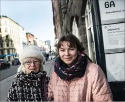  ?? FOTO: MOGENS FLINDT ?? Det er fedt, at nogen har hængt en køreplan op, men det løser ikke hele problemet, mener 81- årige Ulla, der har sit barnebarn med.